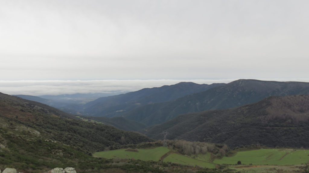 Valle del Montseny, a la derecha el Turó de Samon y el Puig Drau con su antenita